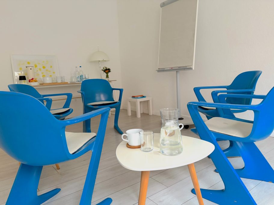 Beratungszimmer Gruppensupervision Beratungszimmer Gruppensupervision mit Flipchart und Getränken