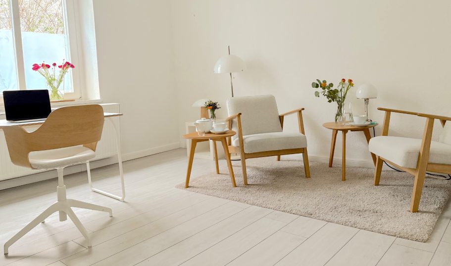 Beratungszimmer Einzelsupervision Beratungszimmer Einzelsupervision - Schreibtisch und Beratungssetting